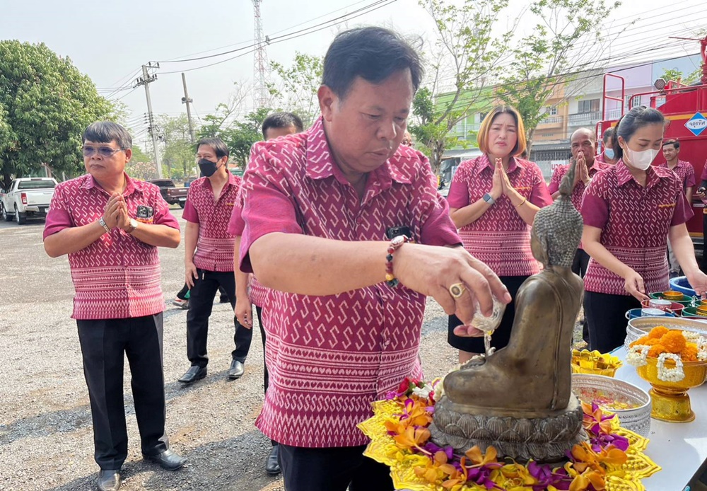 เทศบาลตำบลเขาพระยาเดินธง จัดสรงน้ำพระ-รดน้ำดำหัวขอพรผู้สูงอายุ