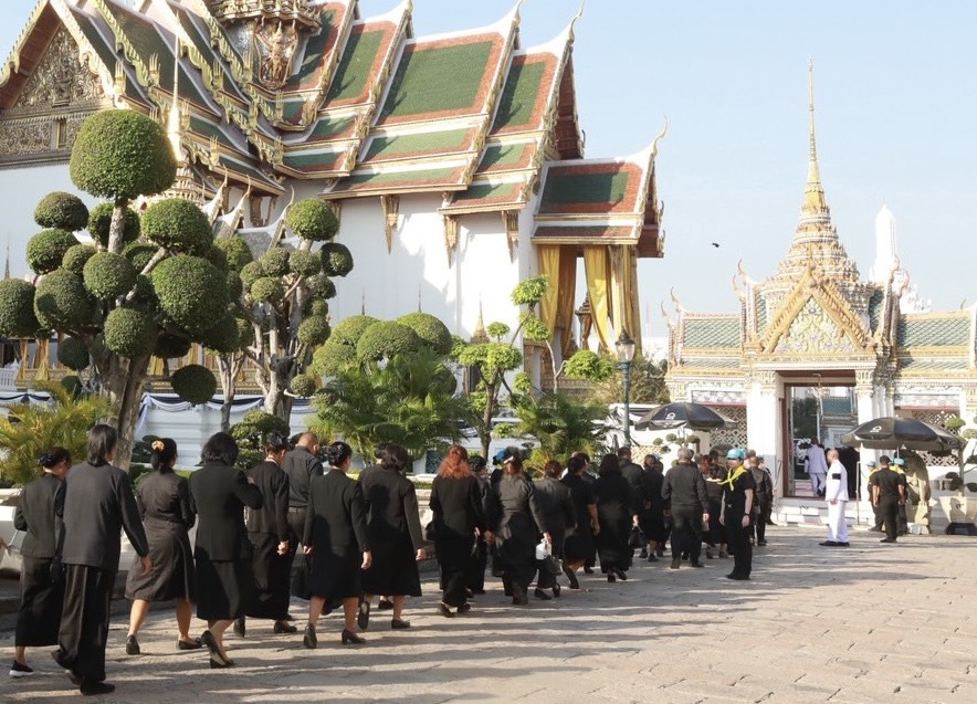 "พสกนิกรชาวไทย"จากทั่วทุกสารทิศ เดินทางเข้ากราบถวายบังคมพระบรมศพ "พระพันปีหลวง" อย่างต่อเนื่อง 