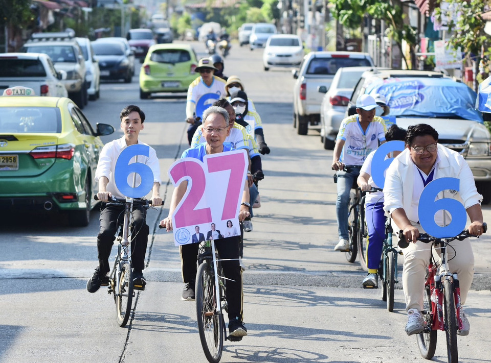 ปชป.ลุย ปทุมธานี ปั่นจักรยานโค้งสุดท้ายช่วยหาเสียง'เกียรติศักดิ์ คงเขียว' ชูนโยบายผลักดัน ถนนเชื่อมต่อทางด่วน 