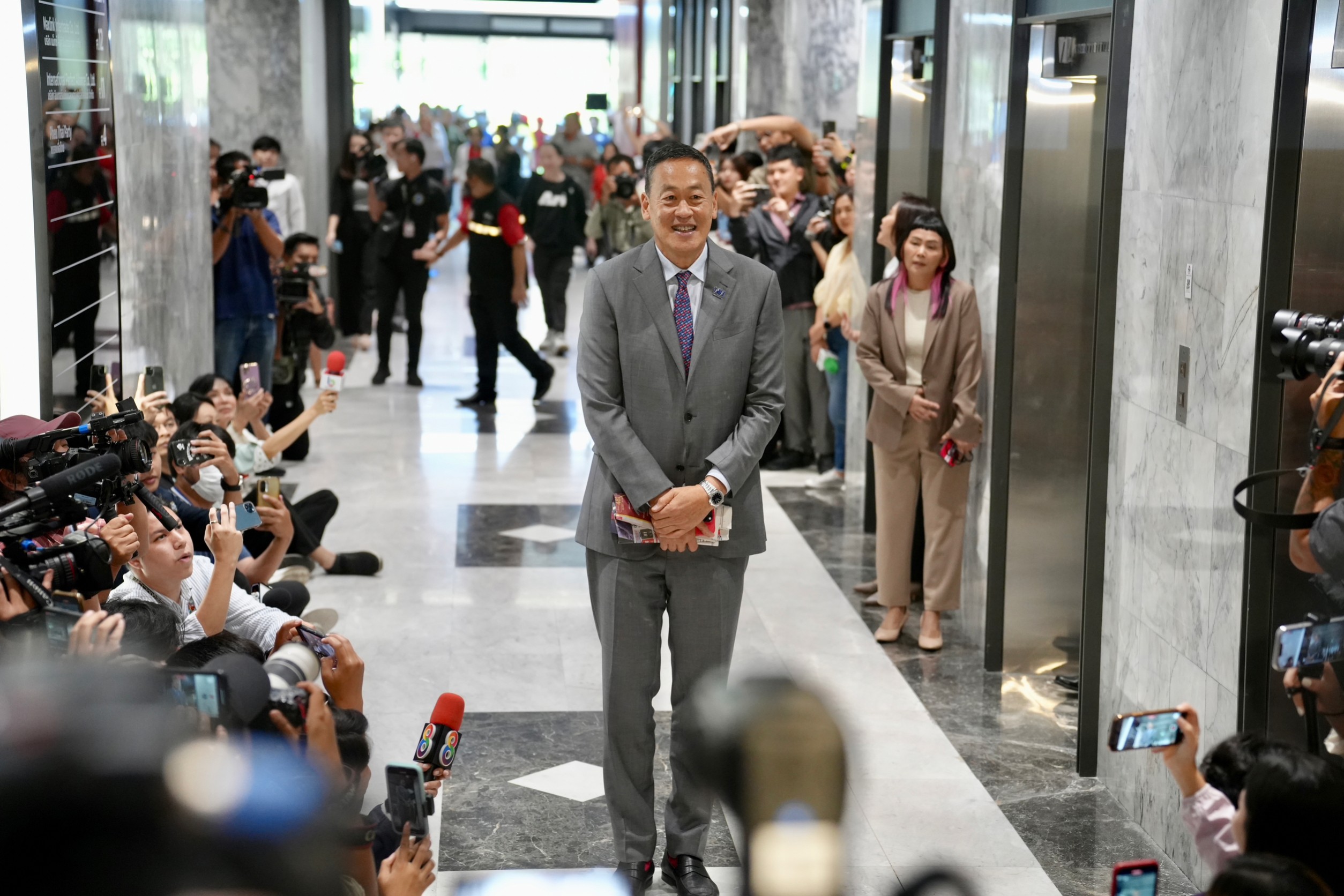 "เพื่อไทย" แจ้งหลังเสร็จพิธีรับพระบรมราชโองการแต่งตั้งนายกฯงดแถลงข่าว ส่วนทีวีดึงสัญญาณแม่ข่ายช่อง 11 เริ่มหลัง 6 โมงเย็นได้ทันที