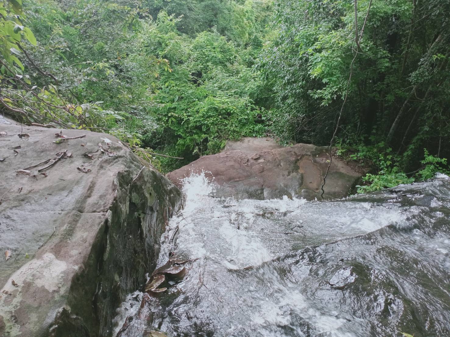 ชาวบ้านแนวชายแดนตำบลจรัส สำรวจธารน้ำไหลจากเทือกเขาพนมดงรัก  หลัง 'เตี้ยนหมู่' ทำฝนตกหนักเกิดเส้นทางท่องเที่ยวเชิงอนุรักษ์      
