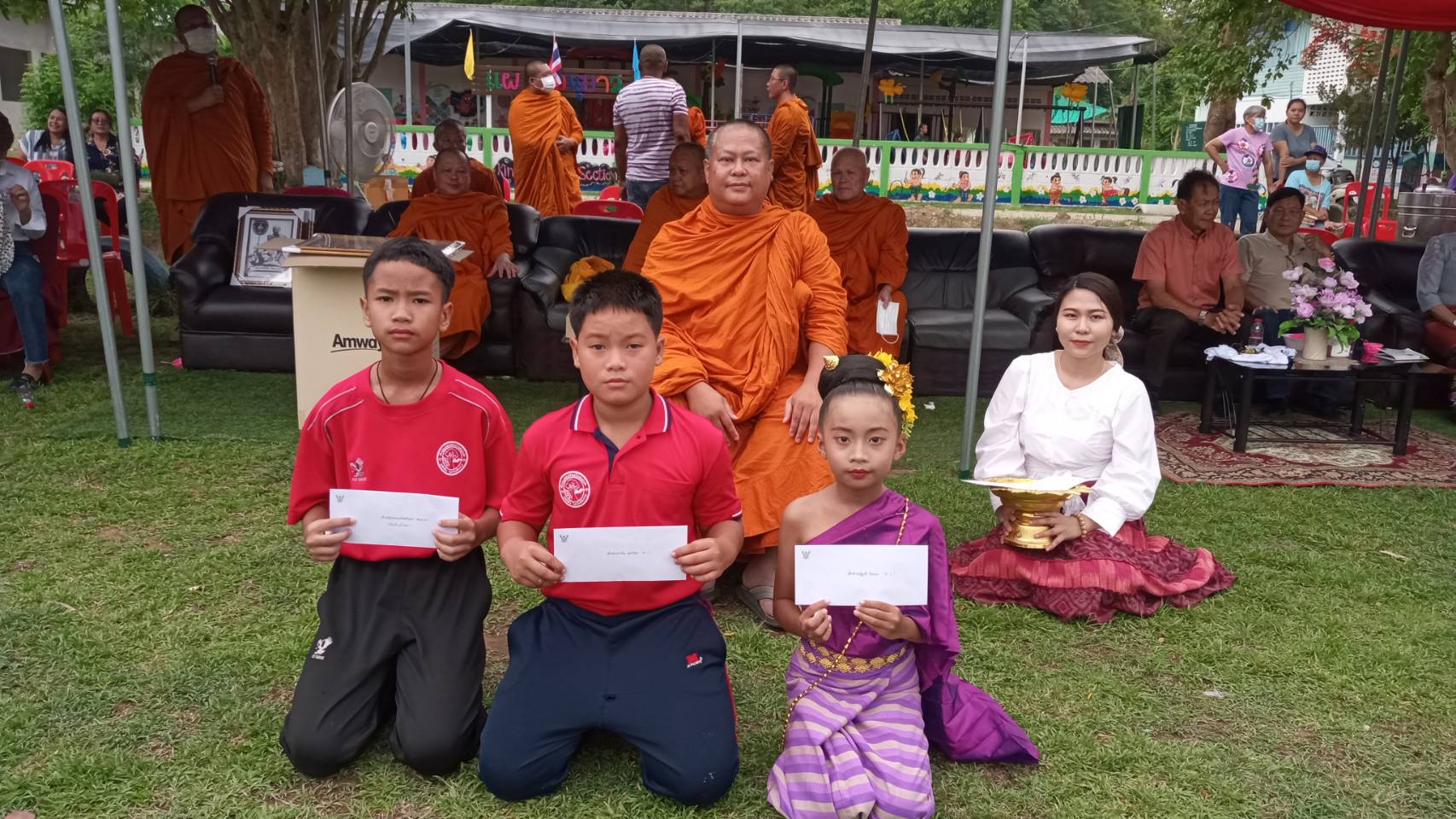 คณะสงฆ์วัดป่าเลไลยก์สุพรรณบุรีจัดผ้าป่าการศึกษาทุนเรียนดีแทนคุณบ้านเกิดเชียงราย
