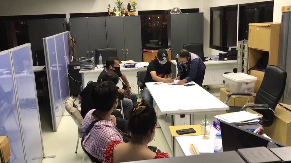  สาวเบ๊นซ์ป้ายแดงไหว้ขอโทษคู่กรณีชดใช้ค่าเสียหายตร.แจ้ง 3 ข้อหา