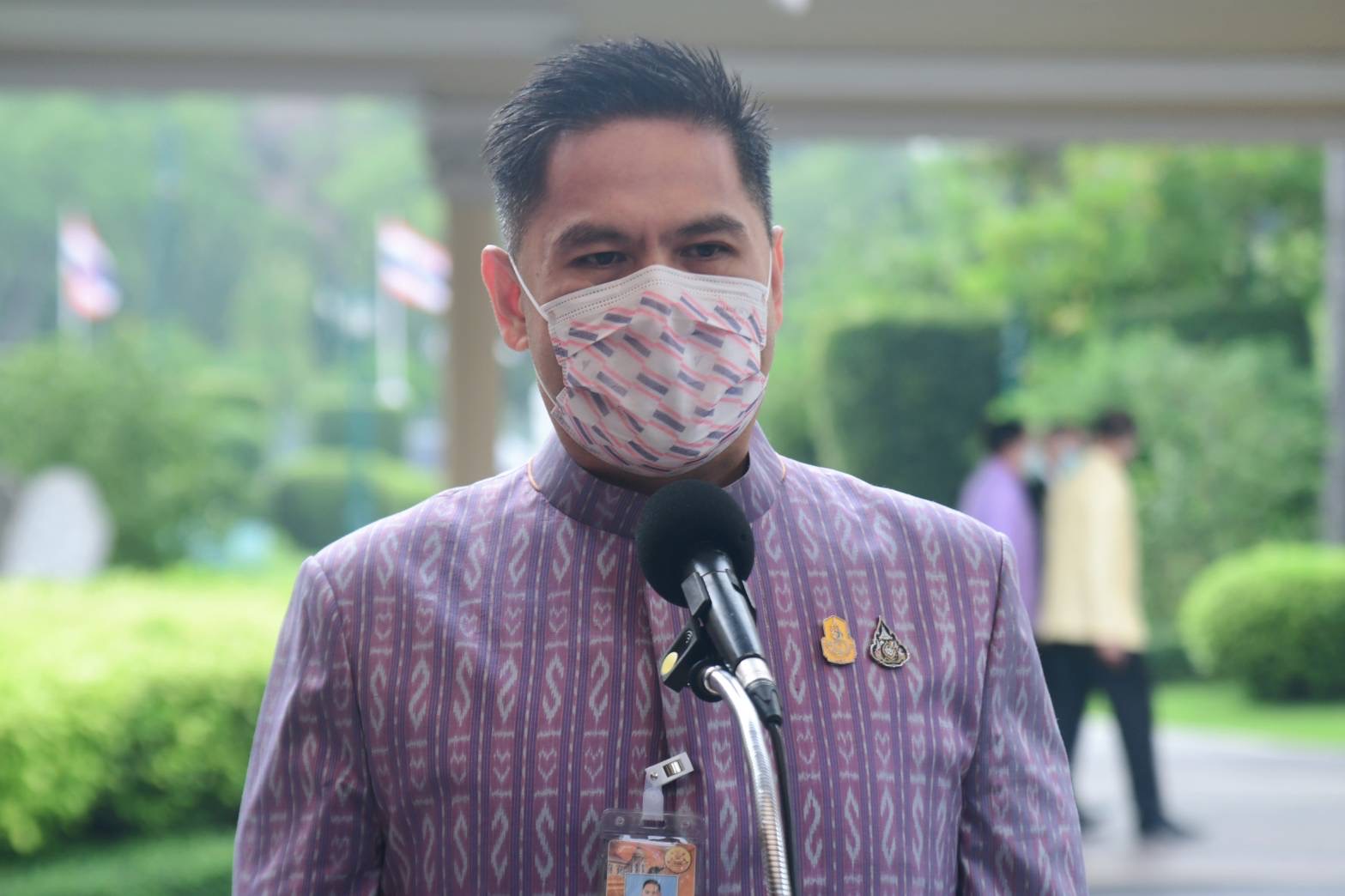 “วราวุธ” ชงไอเดียประยุกต์ผ้าไทยใส่งานพิธีการได้ “วัฒนธรรม” พร้อมรับไปดูต่อ