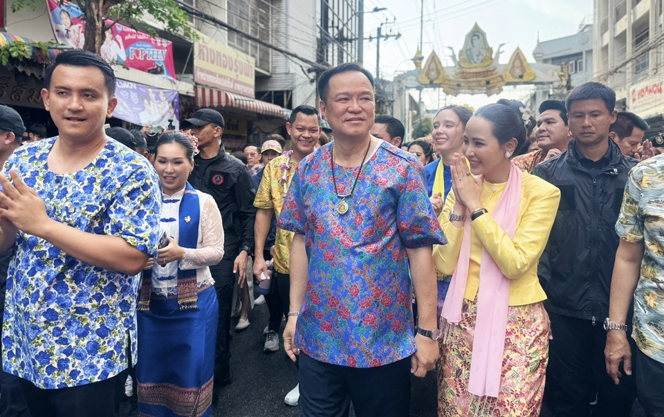 นายกฯ ควงภริยาเปิดสงกรานต์พระประแดง โดนวัยรุ่นแซว “รวยไม่ไหวแล้ว”
