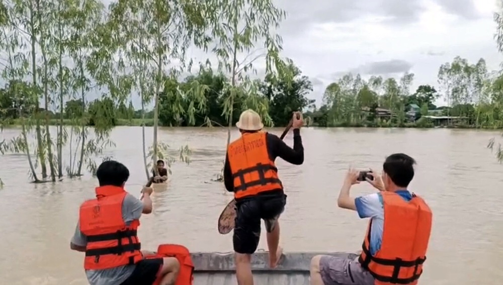 นายกเทศมนตรีเมืองกุฉินารายณ์ นำทีมช่วยชาวบ้านถูกน้ำป่าซัดติดต้นไม้นาน 14 ชั่วโมง 