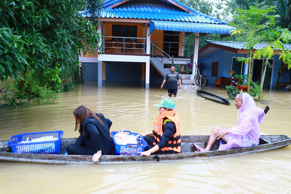 “ผู้ว่าฯ ตรัง”ลงพื้นที่ด่วน! หลังมวลน้ำทุ่งสงไหลท่วมอำเภอรัษฎา กระทบกว่า 4,000 ครัวเรือน