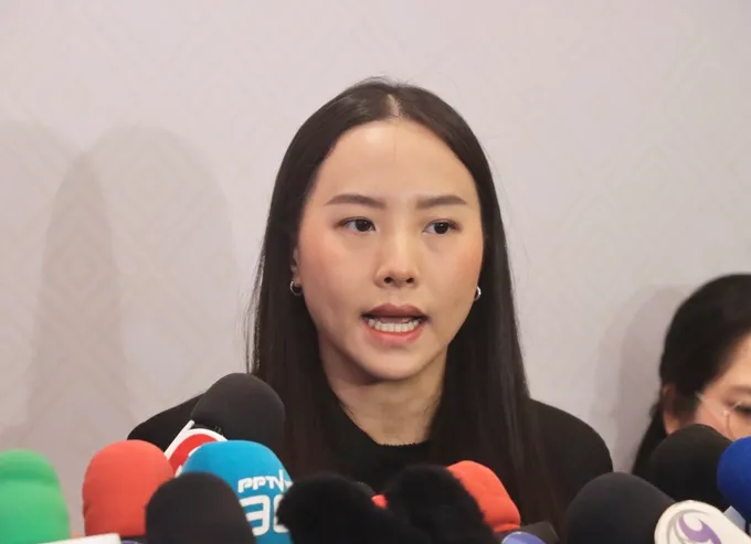 “รักชนก” ลั่นนึกว่าจะตกขบวนโดนฟ้อง! จี้สื่อเอ่ยชื่อบริษัทตรง ๆ หวั่นโยงผลประโยชน์ TH-AI Passport