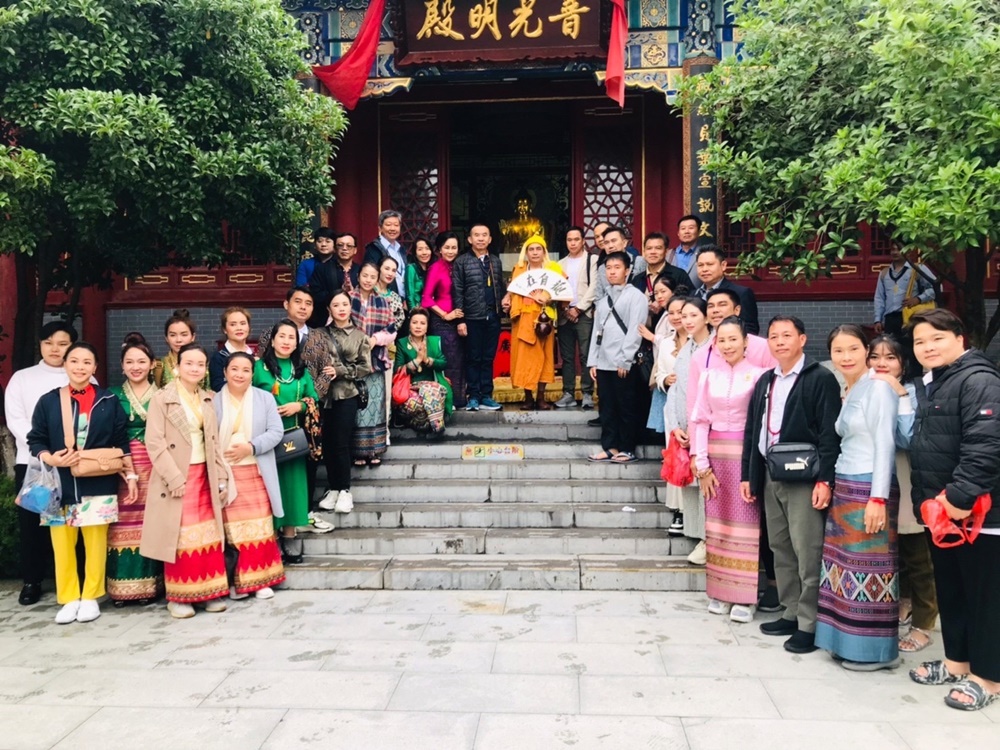 ประธานมูลนิธิดอยเวียงแก้วและภรรยา สักการะวัดฝ่าเหมินซื่อ เมืองซีอาน ประเทศจีน ที่เริ่มก่อสร้างเมื่อ 1,700 ปีก่อน