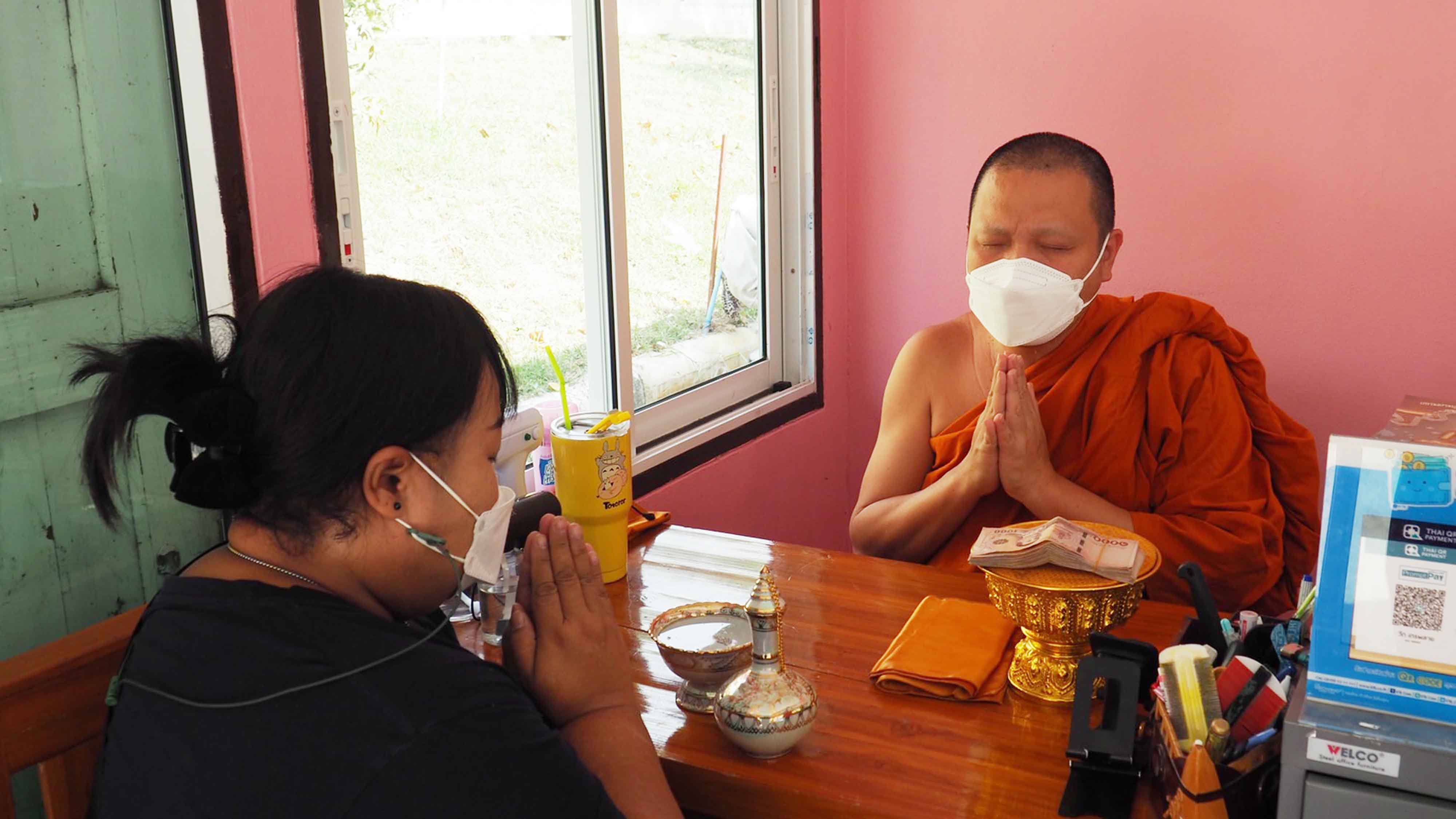 สาวใหญ่เมืองสุพรรณดวงเฮงถูกรางวัลที่1รับ12ล้าน  ถวายเงินทำตู้กระจกใส่ชุดไทยให้แม่ตะเคียน 