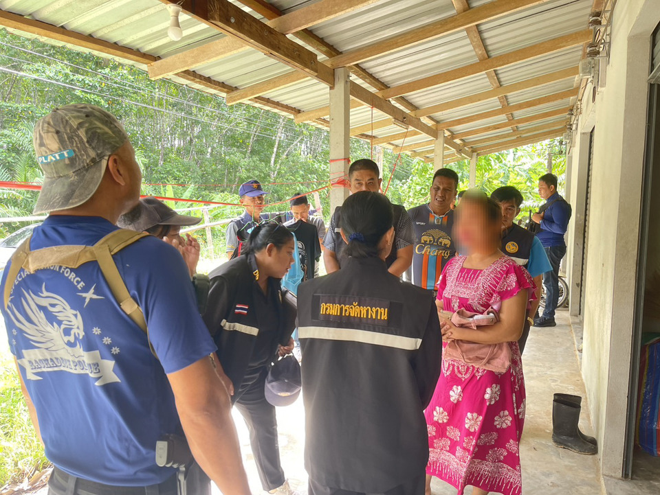 บุกสวนยางชุมพร รวบแรงงานเมียนมา 6 ราย ลอบกรีดยาง-เสพยา ก่อนจับเพิ่มหญิงไทยครอบครองปืนเถื่อน 