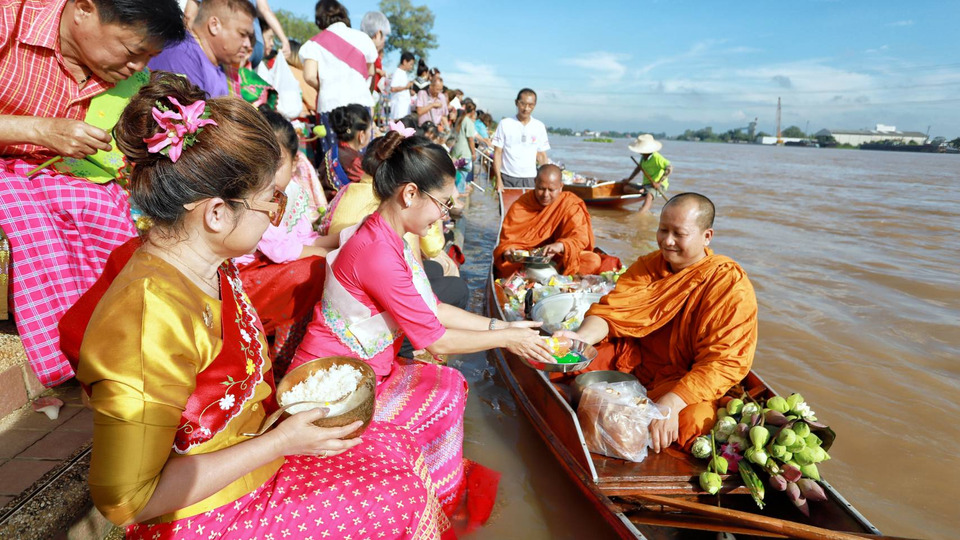 ตระการตา! ชาวมอญร่วมตักบาตรพระร้อย วัดชินวราราม สืบสานประเพณีเก่าแก่ริมเจ้าพระยา