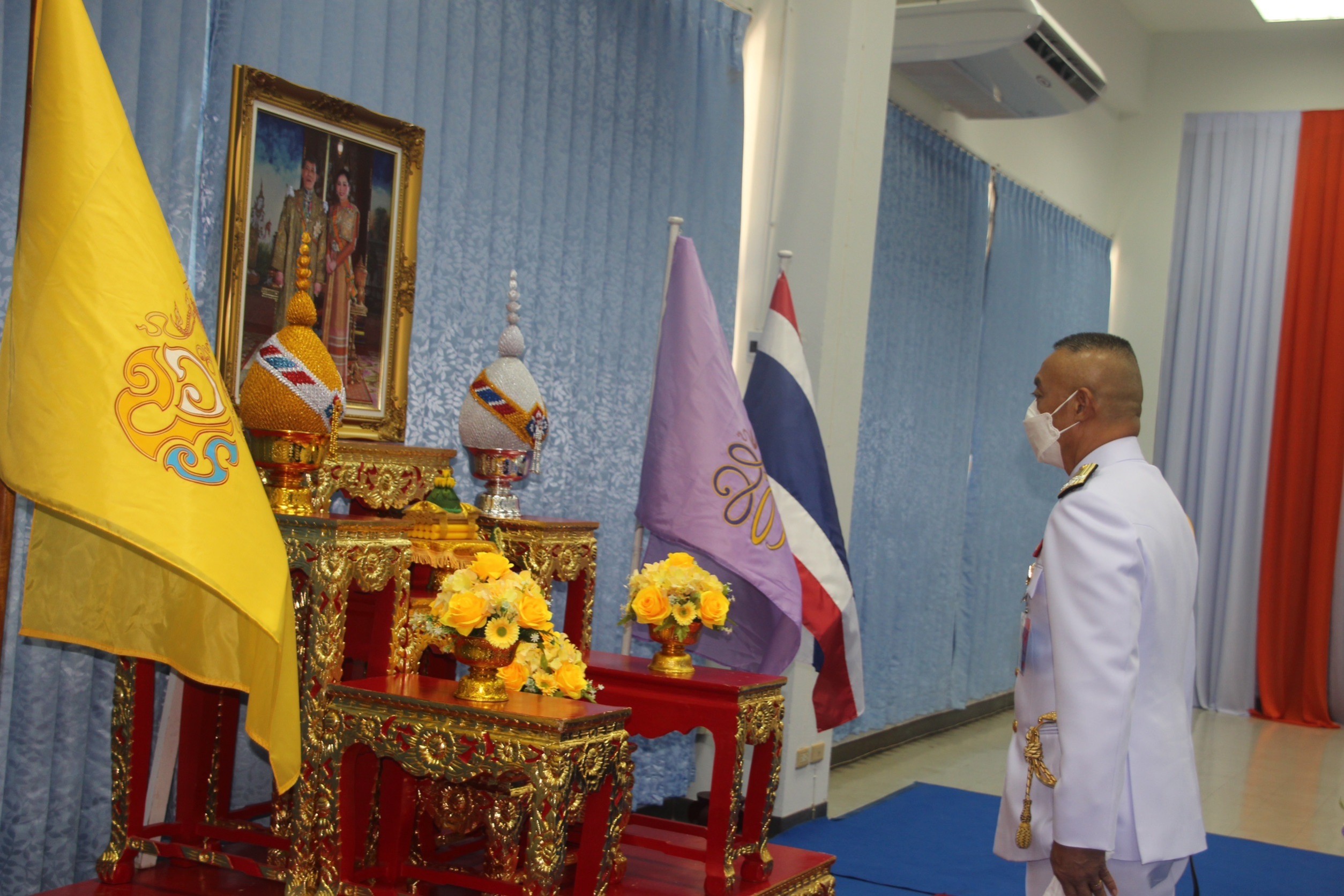 'ในหลวง-พระราชินี'พระราชทานแจกันดอกไม้และตะกร้าสิ่งของแก่กำลังพลเรือหลวงสุโขทัย จำนวน 17 นาย