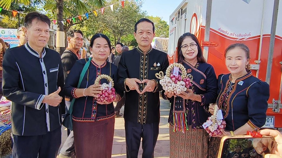 พ่อเมืองศรีสะเกษผุดแคมเปญ “สื่อรักด้วยใจ รักใครให้หอมแดง” กระตุ้นยอดขายช่วยเกษตรกร