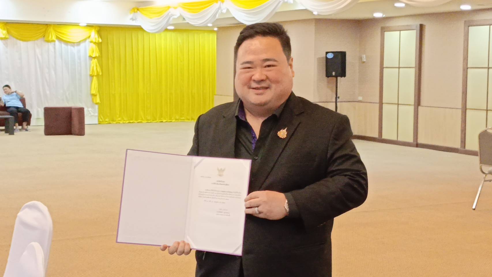 "200 สว." รับหนังสือรับรองจาก กกต.ครบแล้ว "ณภพ" บินด่วนจากอุบลฯมาเป็นคนสุดท้าย  
