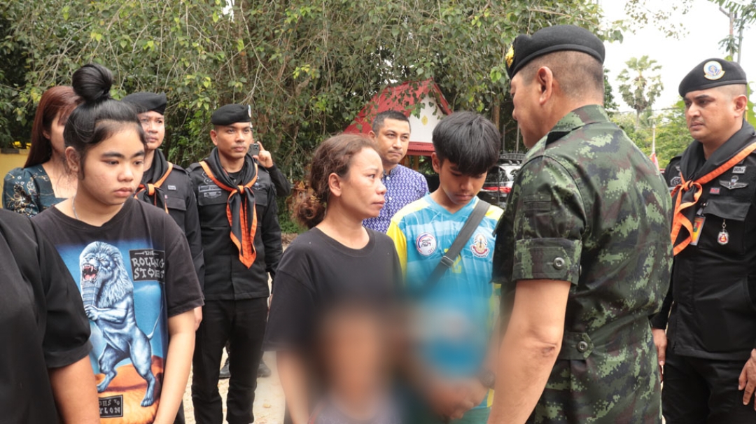 แม่ทัพภาคที่ 4 รุดเยี่ยมให้กำลังใจ 2 ครอบครัวไทยพุทธ หลังเกิดเหตุลอบยิง เป็นเหตุให้มีผู้เสียชีวิต 2 ราย