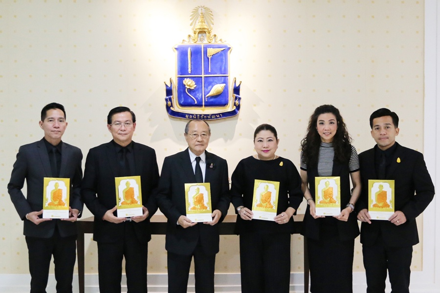 มอบปฏิทินในหลวงรัชกาลที่9 ทรงพระผนวช 