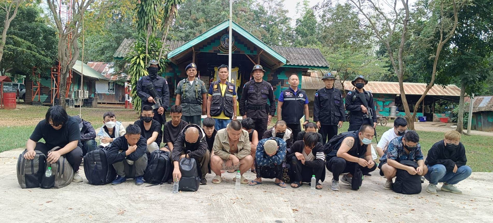 ทหารเรือจับ 19 แรงงานต่างด้าว ลอบข้ามแดนต่อคอลเซ็นเตอร์ เพื่อนบ้าน 