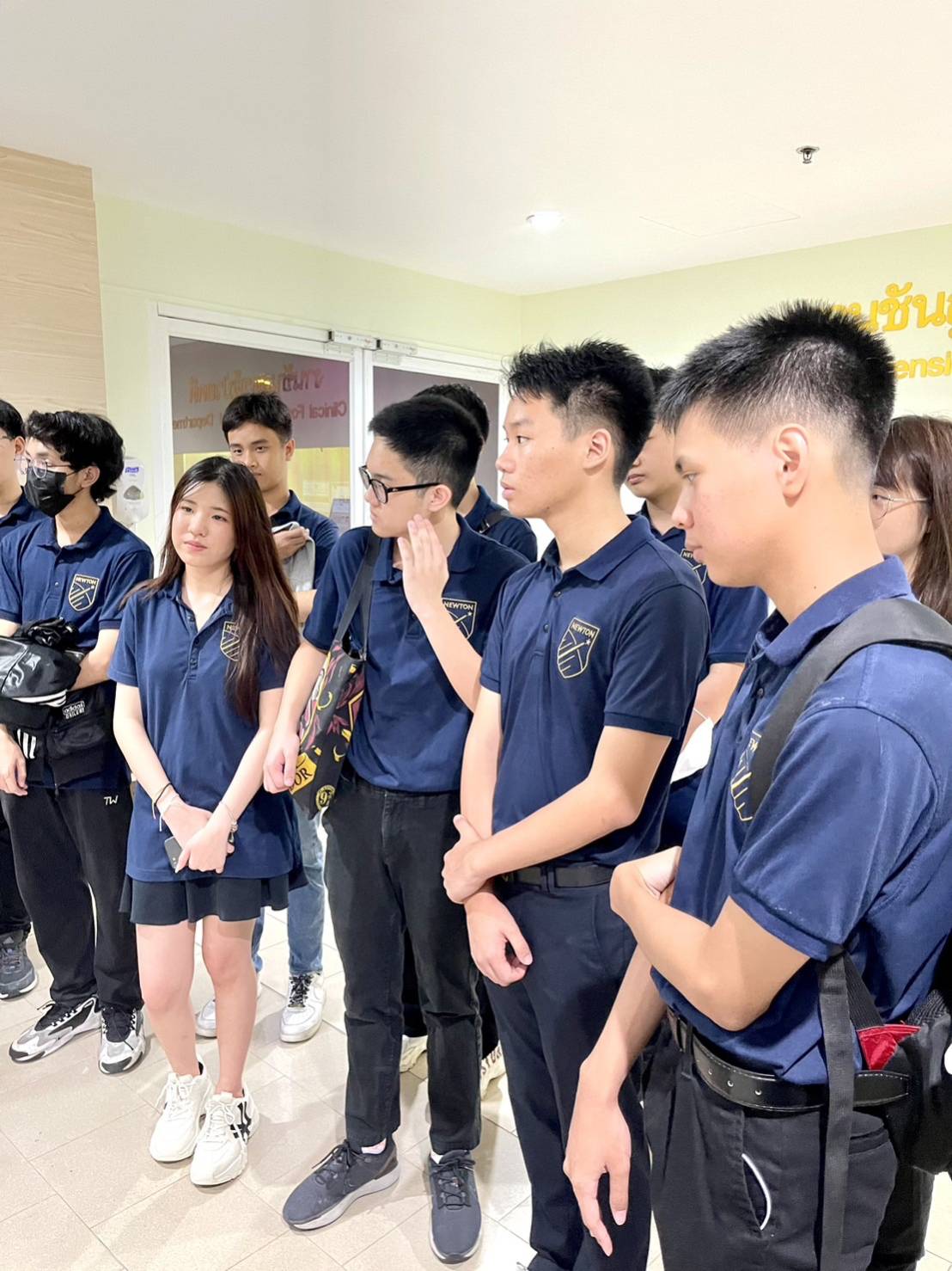 เพจ Because We Care รับมอบเงินบริจาคเพื่อโครงการ รักในวัยเรียน จาก The Newton Sixth Form School 