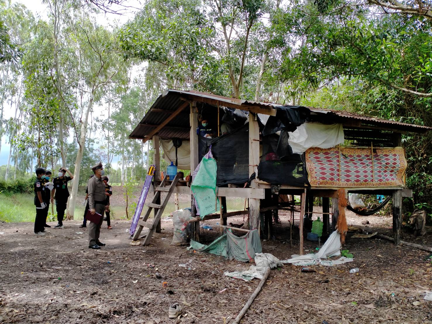 ชายชาวบ้านถ่อน เมืองท่าบ่อ วัย 44 นอนเสียชีวิตคากระท่อมนา แพทย์ชันสูตรพบหัวใจล้มเหลวเฉียบพลัน 