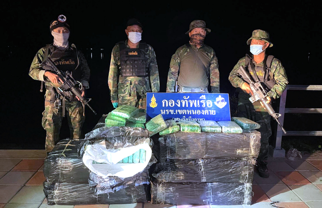 นรข.สกัดจับกัญชา คนขับเรือเผ่นหนีข้ามโขง ยึดของกลางได้ 328 กิโล