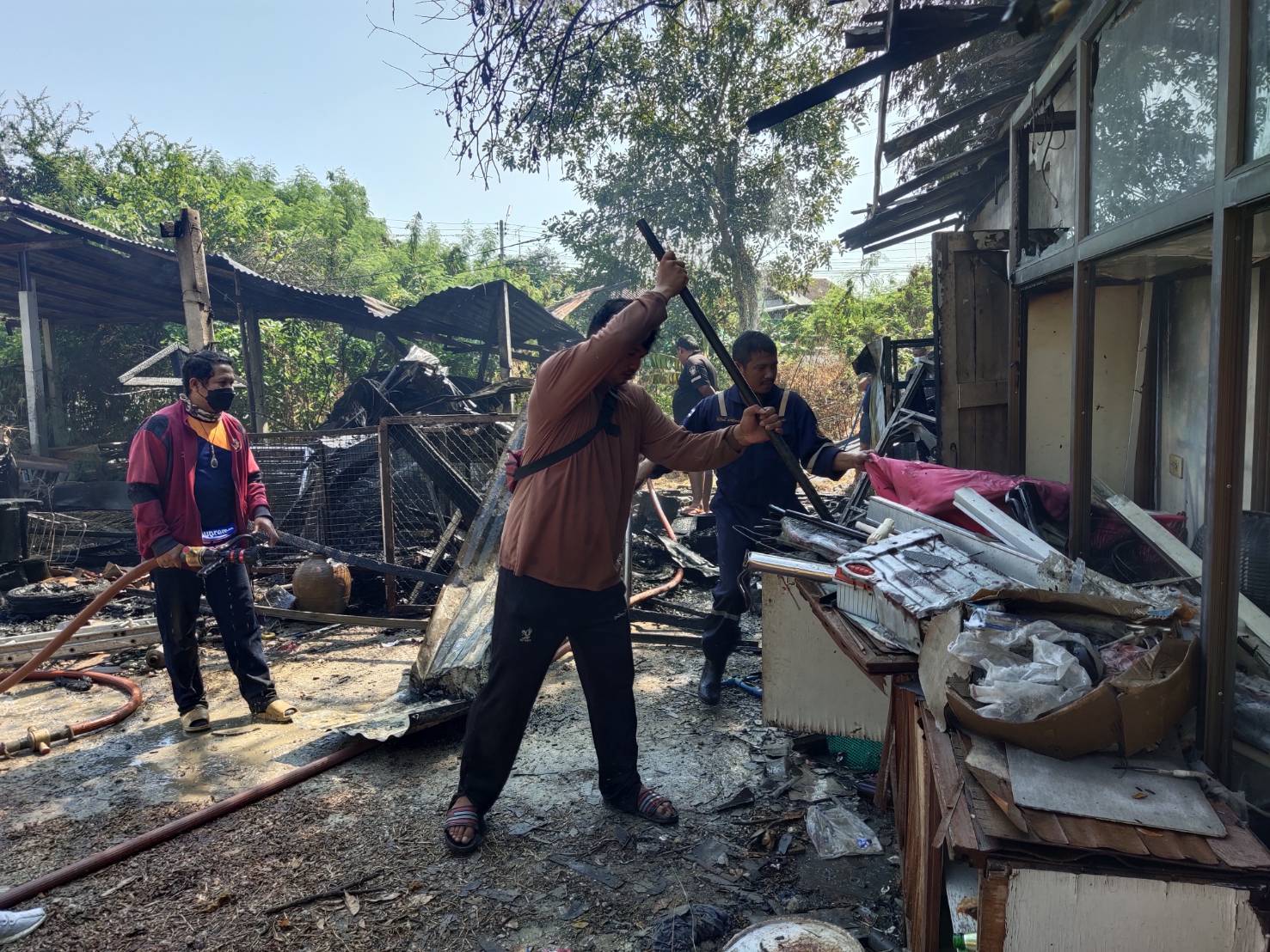เพลิงไหม้บ้านวอดทั้งหลังคาดไฟฟ้าลัดวงจร 