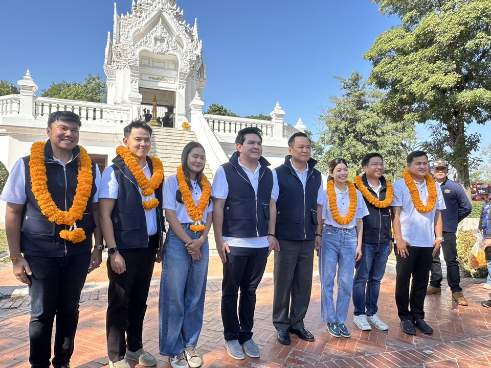 “อนุทิน” ห้อยเหรียญสมเด็จพระพระนเรศวรนเรศ เอาฤกษ์เอาชัย ไหว้ศาลหลักเมือง ประเดิมเลือกตั้งจังหวัดแรก