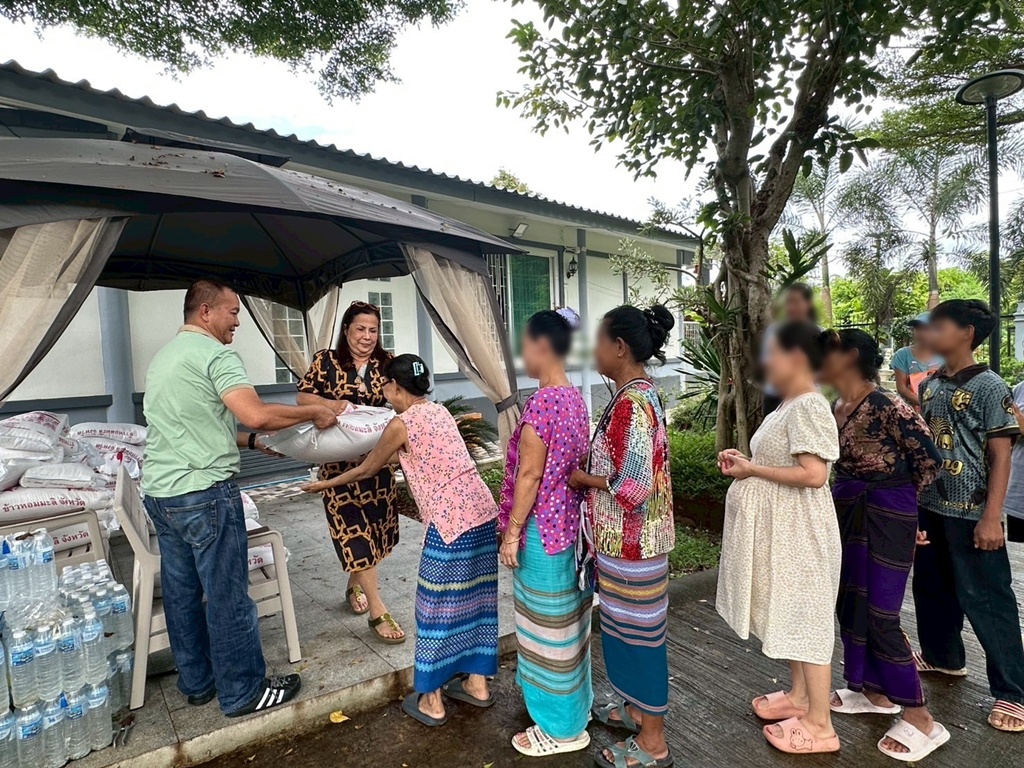 “รองเก้-คุณนายปุ้ม” ฉลองครบรอบใช้ชีวิตคู่ 32 ปี แจกข้าวสาร-น้ำดื่มช่วยผู้ยากไร้