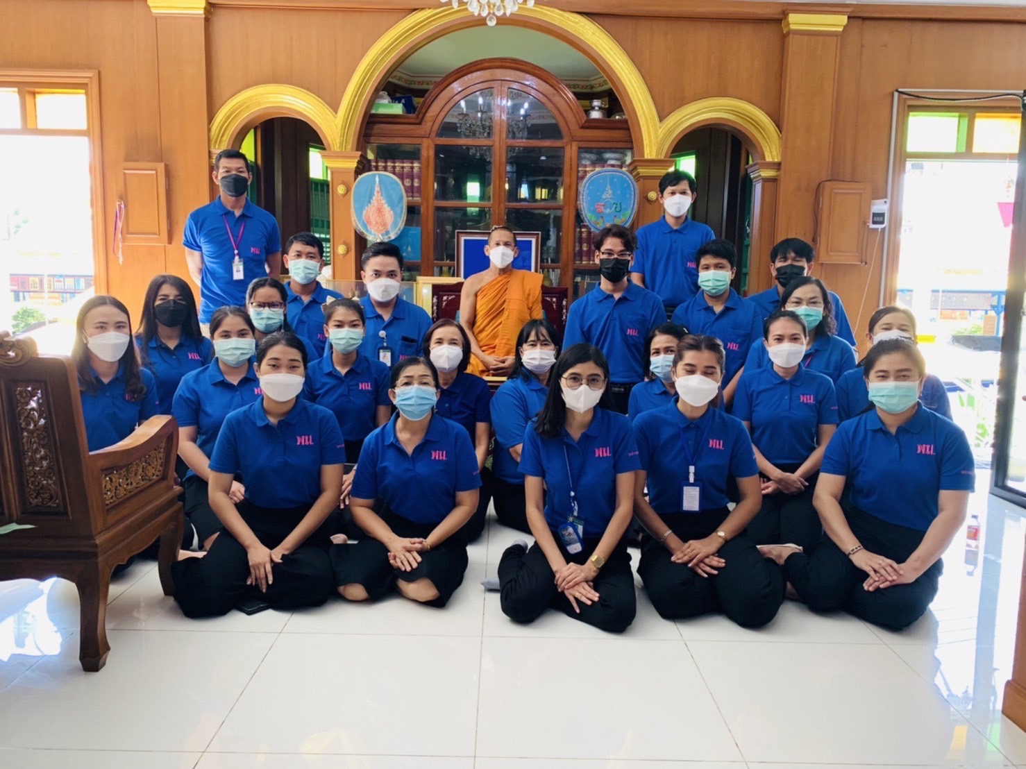 "พระครูสุทธิกิจจาทร" เจ้าอาวาสวัดอ่างทองวรวิหาร   มอบเสื้อให้กับเจ้าหน้าที่ พม.อ่างทอง เพื่อเป็นขวัญและกำลังใจในการทำงาน