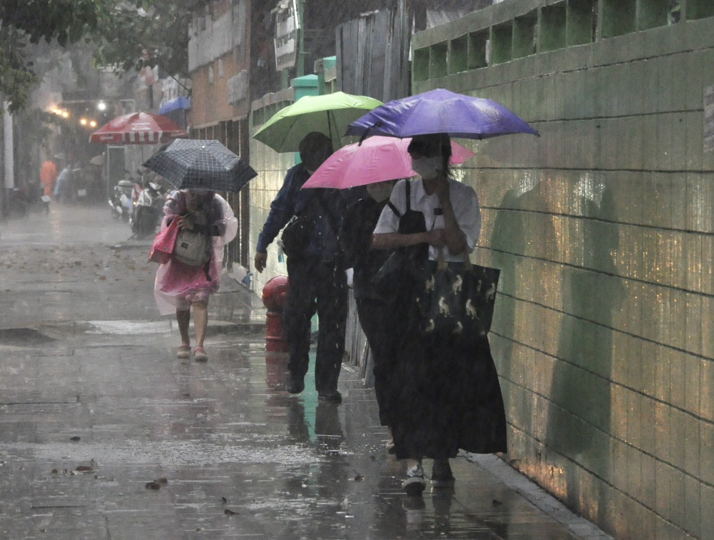 ชุ่มฉ่ำรับอรุณ!! ฝนถล่มเมืองกรุง-ปริมณฑล ทำการจราจรติดขัดหนักหลายพื้นที่