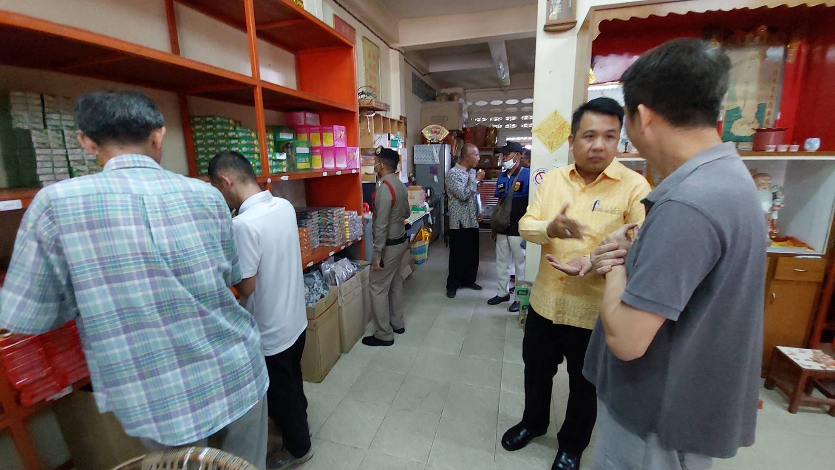 ฝ่ายปกครองอำเภอเบตงร่วมมือตำรวจสืบสวนจังหวัดตรวจสอบร้านจำหน่ายดอกไม้เพลิง-พลุหวั่นซ้ำรอย