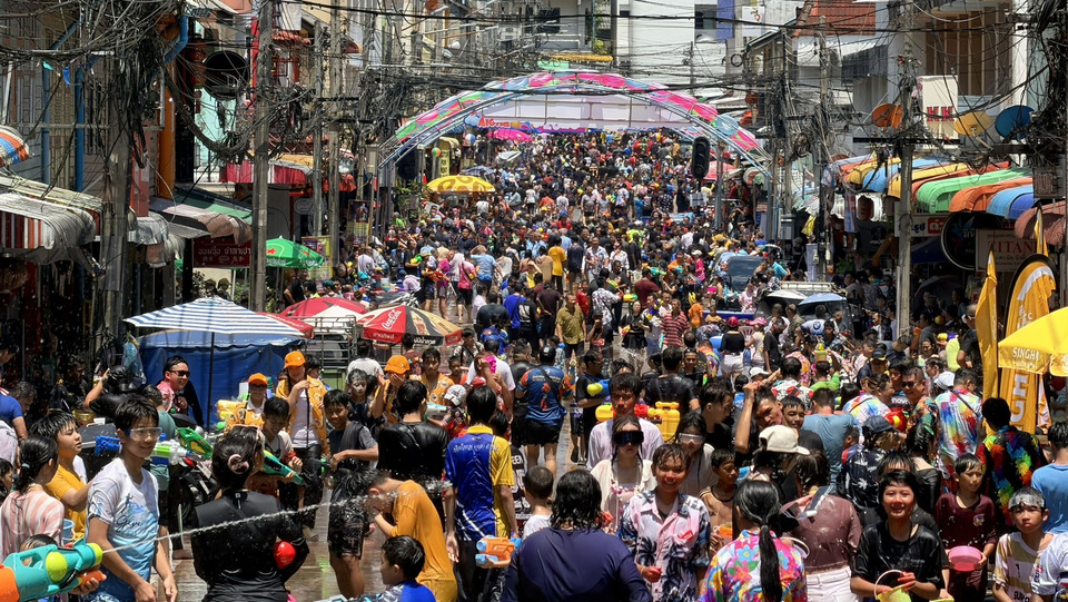 สงกรานต์เบตงฉ่ำ คลื่นมหาชนหลั่งไหล สาดความสุข เล่นน้ำในงาน “SONGKRAN ALOHA BETONG 2026”