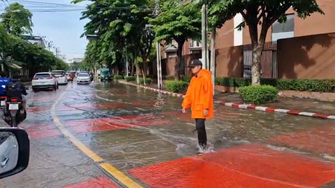ถนนนาคนิวาส  ยังมีน้ำท่วมขัง หลังฝนถล่มกรุงเมื่อคืนที่ผ่านมา จนท.เร่งระบายน้ำ การจราจรติดหนึบ
