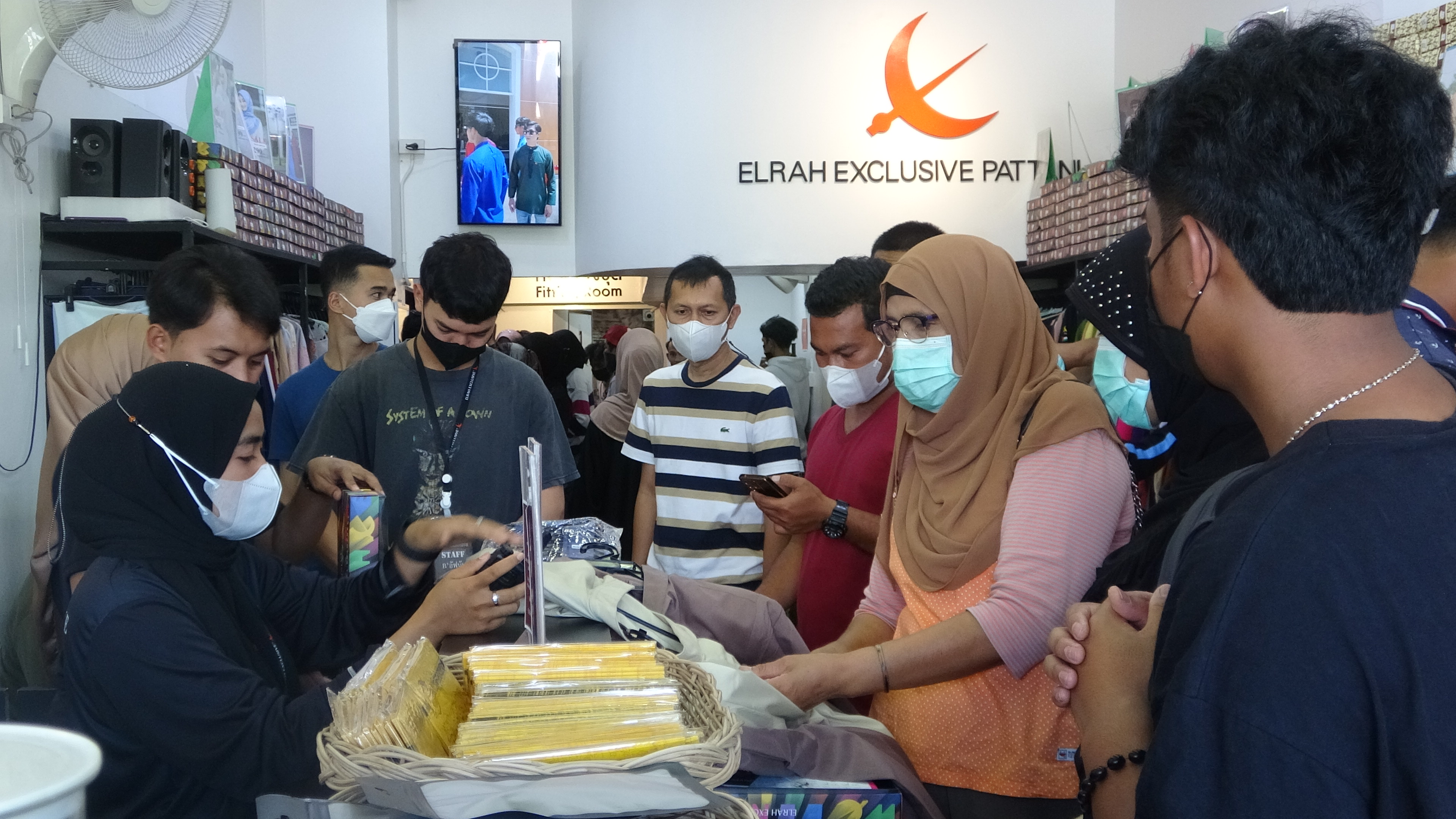 ชาวปัตตานีแห่ซื้อเสื้อผ้าต้อนรับเทศกาลฮารีรายอคึกคัก