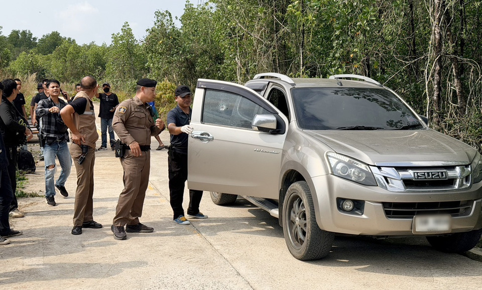 คนร้ายจ่อยิงหนุ่มจันทบุรีดับคารถกระบะริมป่าชายเลนตราด รถยังสตาร์ททิ้งไว้