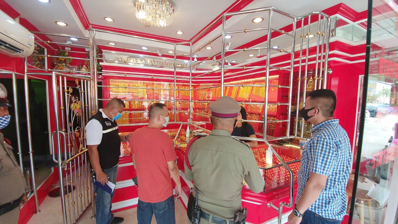 คนร้ายบุกเดี่ยวจี้ชิงทองร้านทองกลางเมืองราชบุรี ได้สร้อยคอทองคำไป 11 เส้น