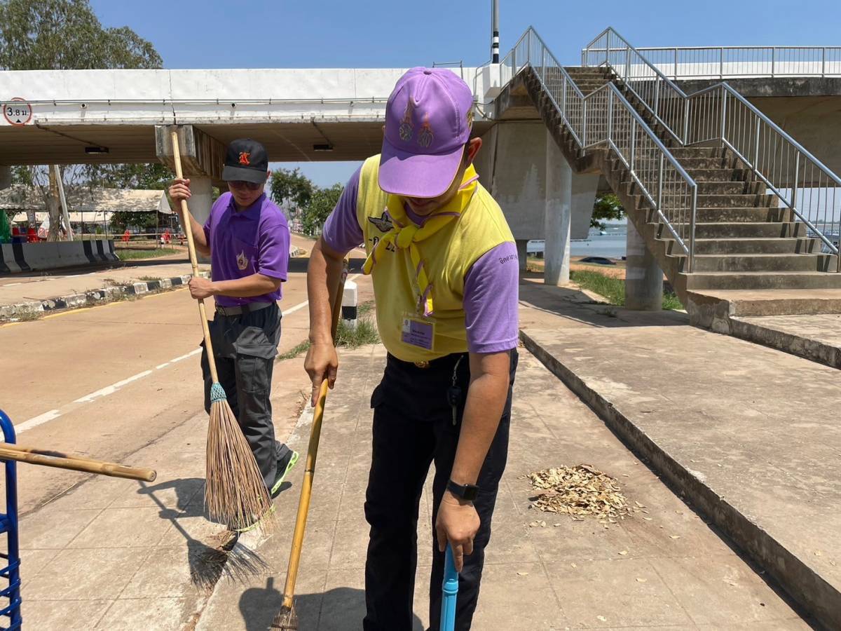 รวมพลังนักศึกษาทำความสะอาดริมเขื่อนลำปาวทำความดีด้วยหัวใจ