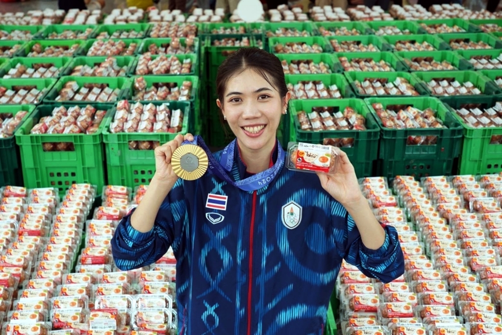 'เทนนิส-พาณิภัค' รับมอบไข่ไก่ต้มสุก 1 แสนฟอง สักการะหลวงพ่อโสธร พร้อมส่งต่อความอิ่มให้น้องๆ 20 โรงเรียนในแปดริ้ว