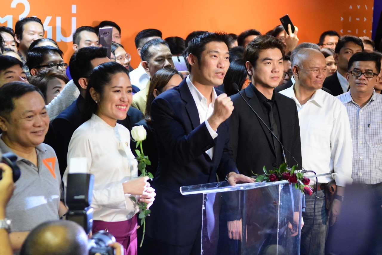 "ธนาธร" ชี้ แฟลชม็อบคือระเบิดจากชนวนยุบพรรค แนะสาวกอ่านหนังสือสู้เผด็จการ