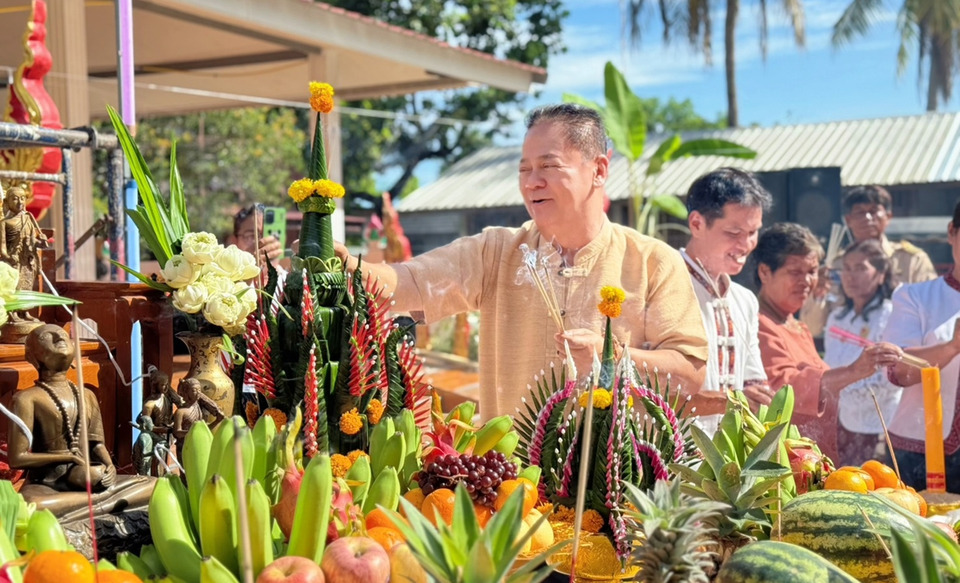 "สส.วิรัช" ร่วมตักบาตรถนนสายบุญ เปิดบ้านคุณธรรมกาฬสินธุ์ สืบสานพุทธศาสนา