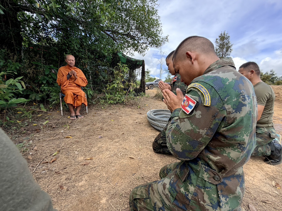 “พระศักดา”ลุยแนวหน้าแจกน้ำ-ให้กำลังใจทหารชายแดนตราด สู้ภารกิจสร้างถนนมั่นคงบ้าน 3 หลัง อวยพรปลอดภัยจากทุ่นระเบิด! 
