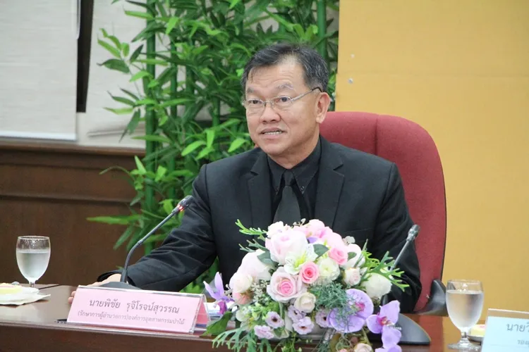 นายพิชัย รุจิโรจน์สุวรรณ รองผู้อำนวยการ รักษาการแทนผู้อำนวยการองค์การอุตสาหกรรมป่าไม้