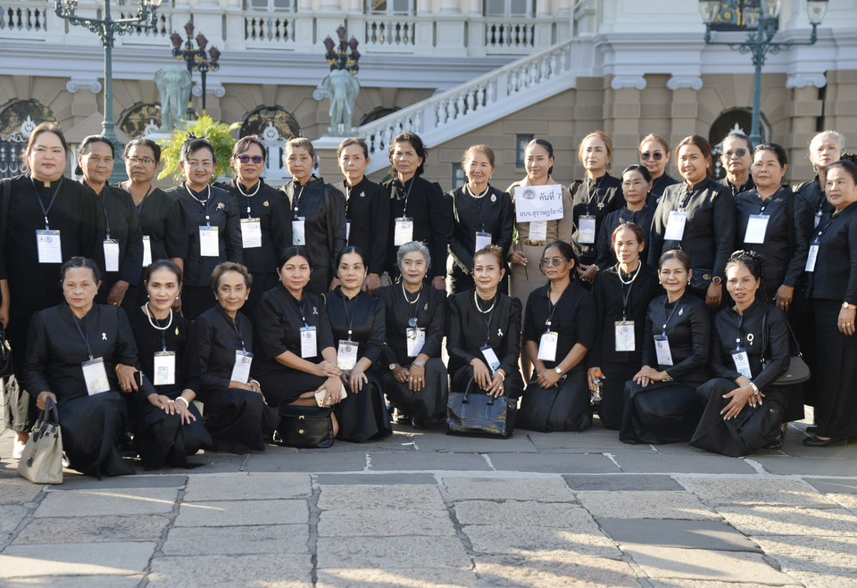 พสกนิกรทั่วทุกสารทิศ กราบถวายบังคมพระบรมศพพระพันปีหลวง น้อมสำนึกในพระมหากรุณาธิคุณอย่างหาที่สุดมิได้