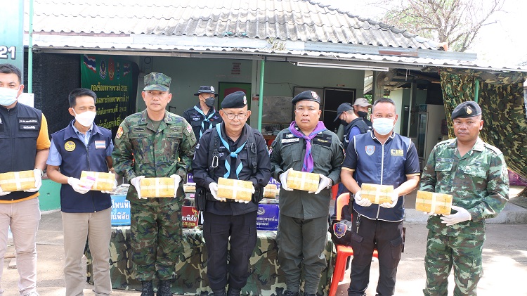 ทหารพรานที่ 2105 ร่วมกับหน่วยงานความมั่นคงในพื้นที่ ยึดยาบ้า 108,000 เม็ด ริมฝั่งโขง 