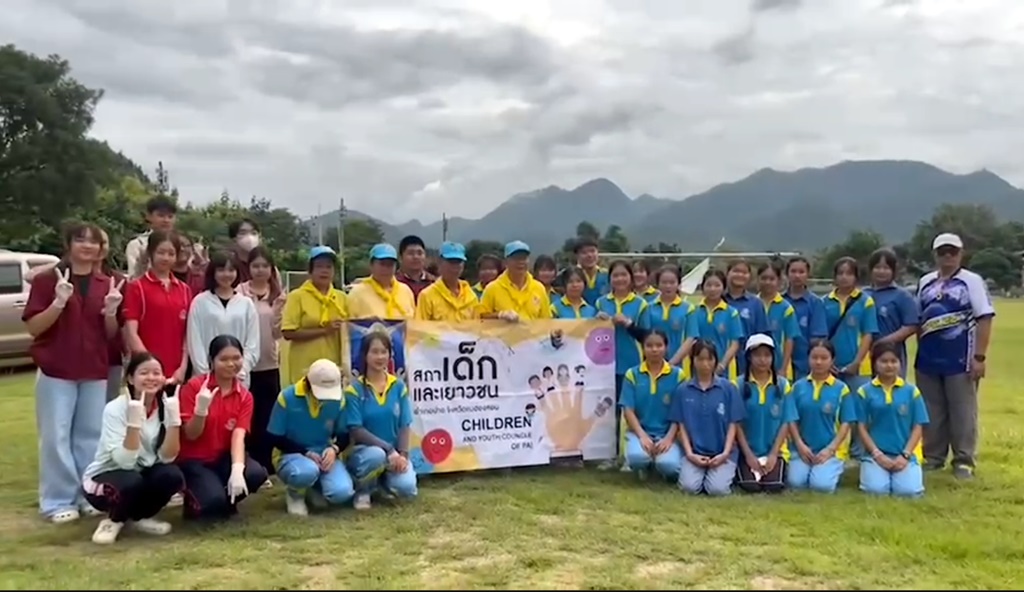 สภาเด็กฯอำเภอปาย ร่วมกับประชาชน คณะครู-นักเรียน ร.ร.ราชประชานุเคราะห์ 22 จัดกิจกรรมจิตอาสาเก็บขยะสองข้างทาง