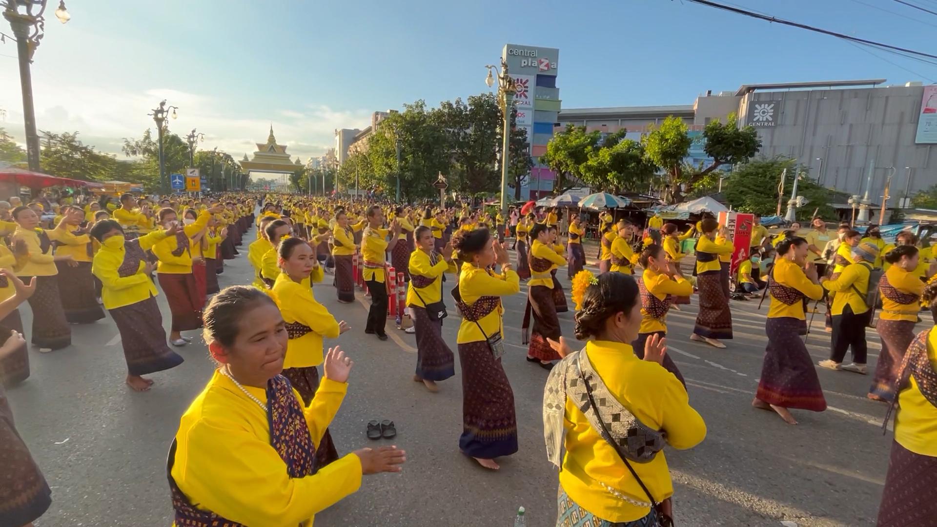 ชาวขอนแก่น กว่า 25,000 คนพร้อมใจรำบวงสรวงสิ่งศักดิ์สิทธิ์คู่เมือง ฉลองครบรอบตั้งเมืองขอนแก่น ครบ 225 ปี