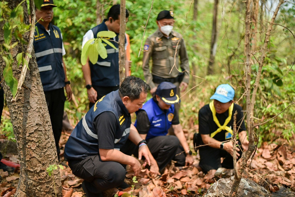 อธิบดี ปภ. ลงดอยสะเก็ด คุมไฟป่า-ฝุ่น PM2.5 ใช้เครื่องจักรกลตามศาสตร์พระราชา ทำหลุมขนมครก-ห่มดิน