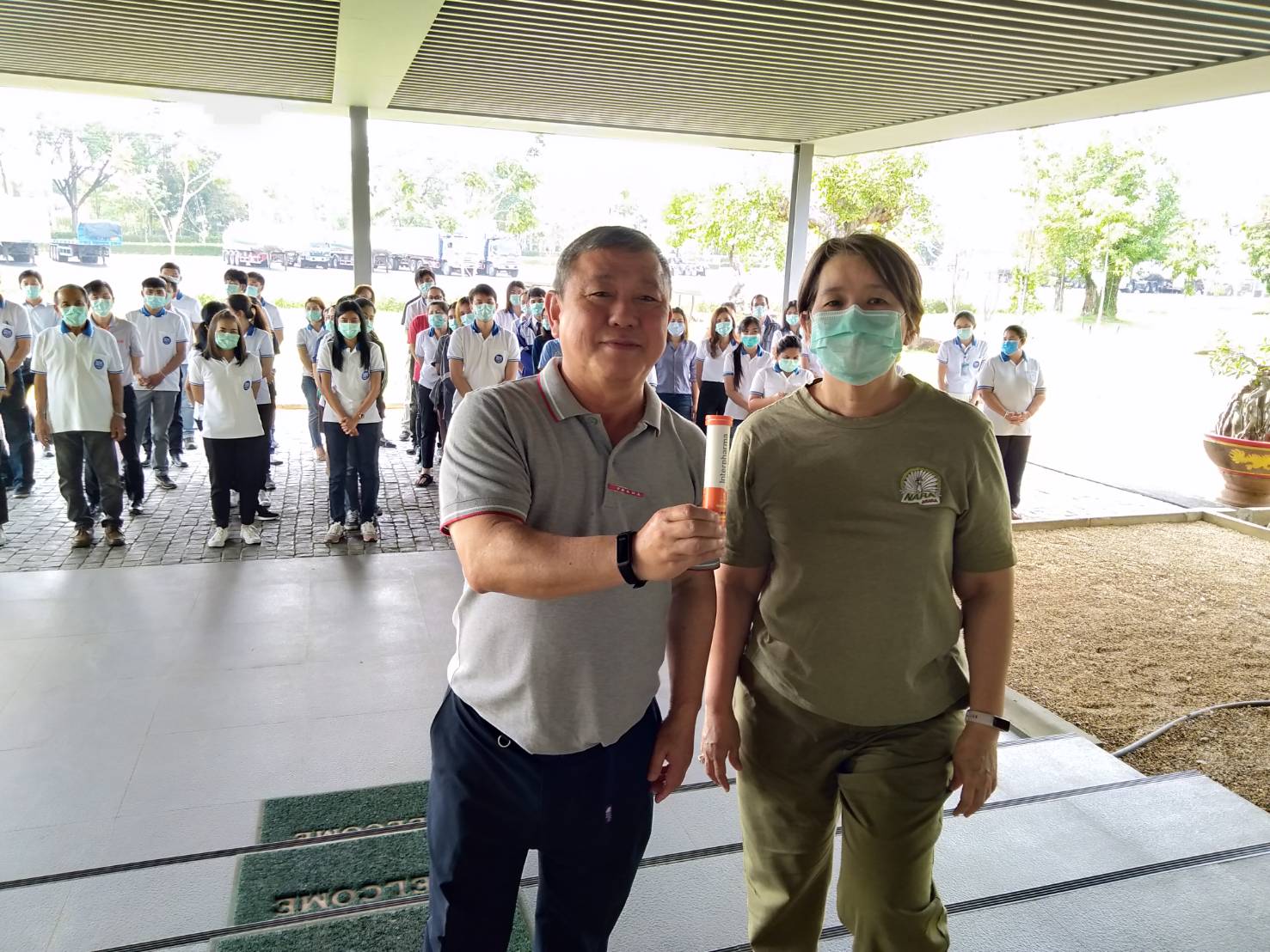 ประธานสภาอุตสาหกรรมภาคอีสาน แจกหน้ากากอนามัยพร้อมวิตามินซี เพื่อสร้างภูมิต้านทานให้ร่างกาย