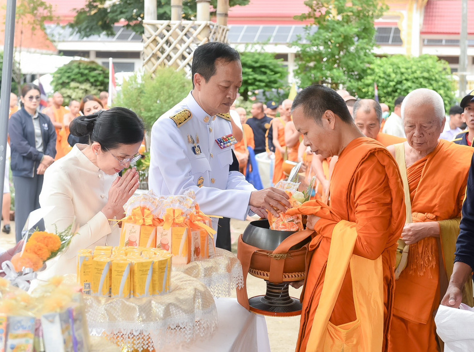 ผู้ว่าฯ ศรีสะเกษ นำข้าราชการ-ประชาชน ทำบุญตักบาตรถวายพระราชกุศล 28 กรกฎาคม