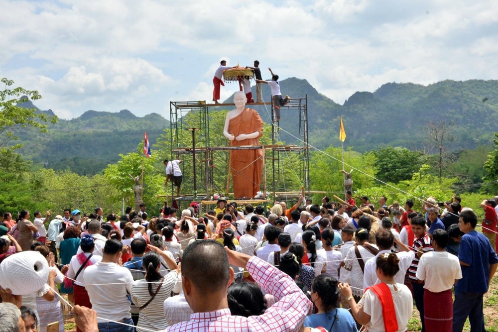 พุทธศาสนิกชนชาวไทย-ชาวมอญ แห่ทำบุญร่วมพิธีกางร่มสัปทนรูปปั้นเหมือน "หลวงพ่ออุตตมะ" วัดเสาหงษ์